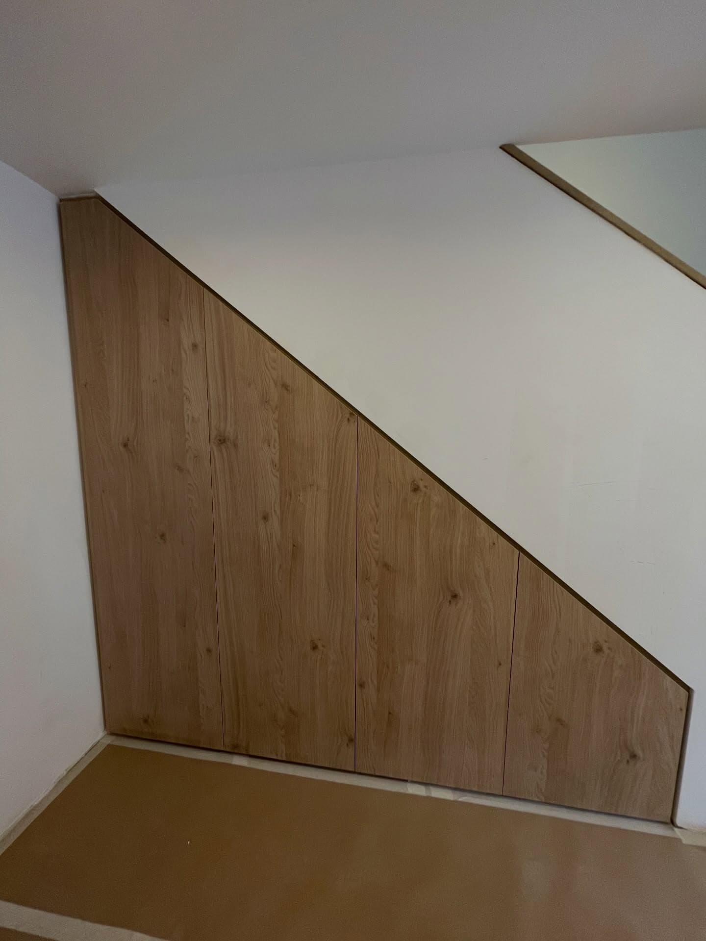 Armario bajo escalera - cerrado