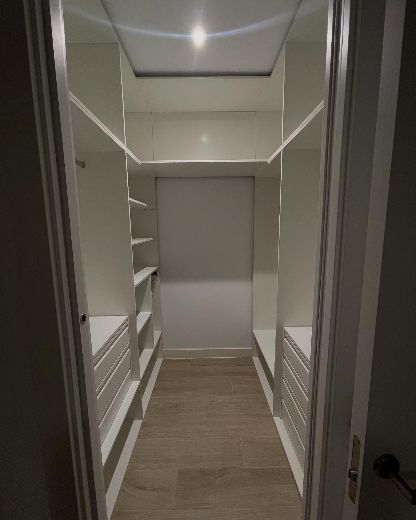 Vestidor walk-in completo